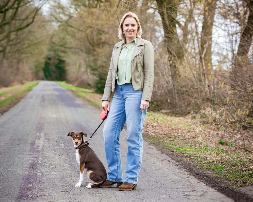 Katja Baumann, Bürgermeisterkandidatin in Uplengen, beim Spaziergang mit ihrem Hund auf einem ländlichen Weg
