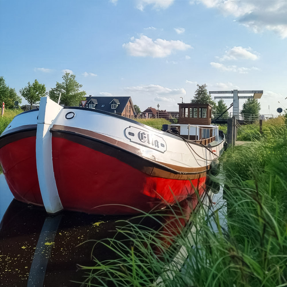 Historisches Boot an einer Schleuse in Uplengen in Ostfriesland